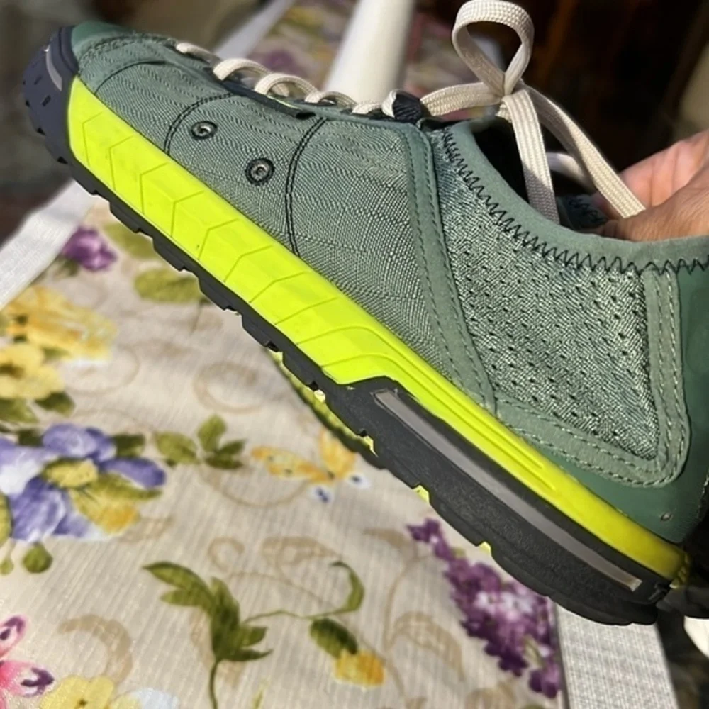 Teva SIZE 9,  S/N 1000225 green lace up shoes.